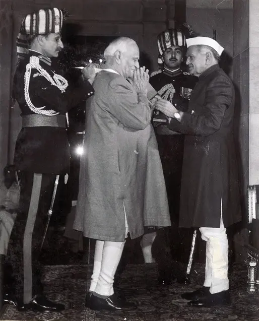 President Fakhruddin Ali Ahmed awards the Bharat Ratna to former President V. V. Giri at Rashtrapati Bhavan in 1975.
