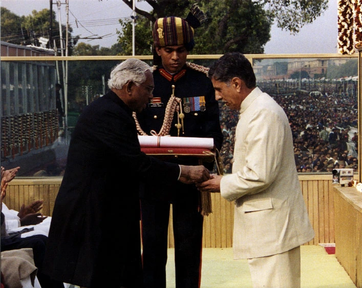 This image shows President K. R. Narayanan presenting the Param Vir Chakra to the father of Captain Vikram Batra during an official ceremony. The photograph captures a respectful and emotional moment as the nation honours the officer’s extraordinary bravery.